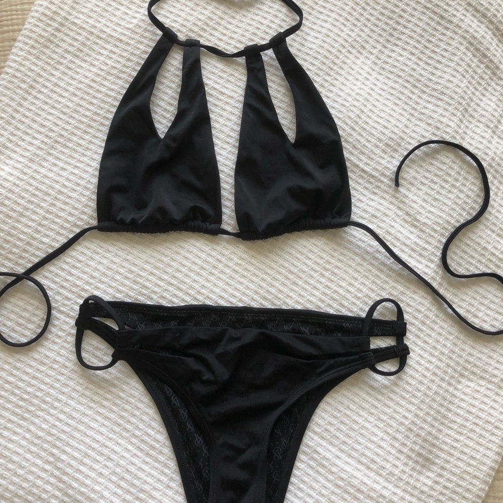 Black bikini